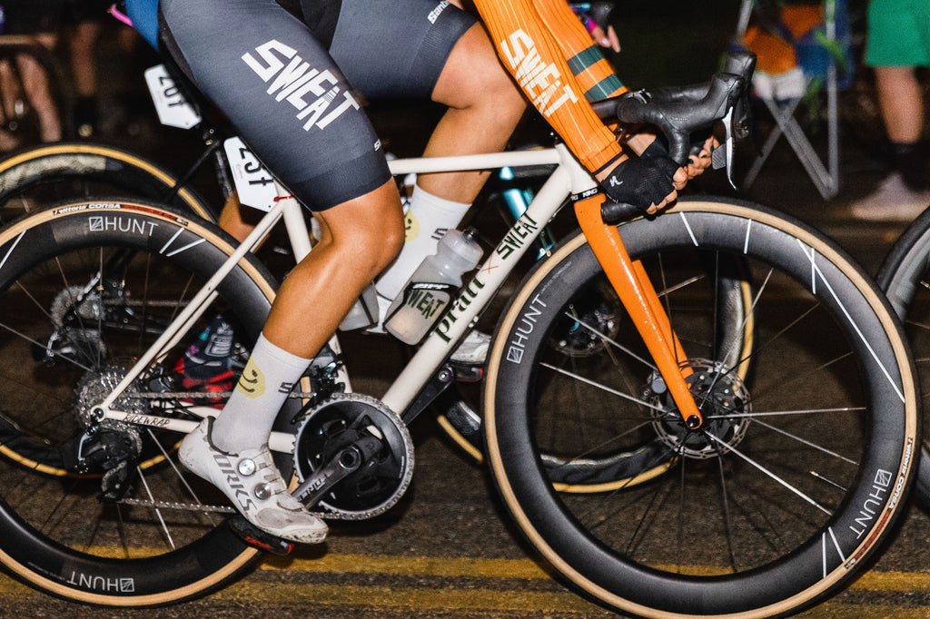 LA Sweat team rider in the bunch of a criterium race on the HUNT 60 Limitless UD Carbon Spoke Disc wheelset