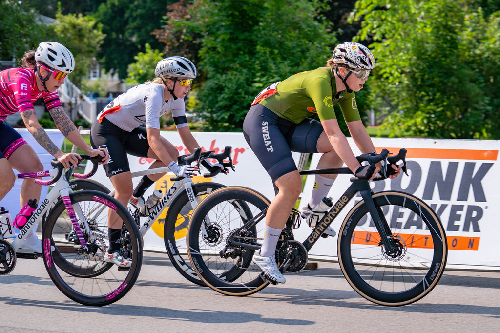 LA Sweat team rider at the front of the pack in a criterium race, using the HUNT 60 Limitless UD Carbon Spoke Disc wheelset