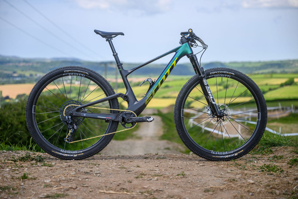 <h1>Center-lock</h1><i>Fast and simple centrelock disc fastening allows easy removal and replacement during race weekends and travel.</i>