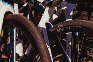 TyresAt HUNT, we enjoy the puncture resistance and grip benefits of tubeless on our every-day rides so we wanted to allow our customers the same option. Of course, all of our tubeless-ready wheels are designed to work perfectly with clincher tyres and inner tubes too.