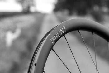 <h1>Rim Surface</h1><i>V:Absorbe resin reduces vibration and massively improves impact resistance. Disc brake rims are obviously not required to handle the high temperatures induced by prolonged rim braking. We have made the most of this and used our new V:Absorbe resin blends in the carbon layering which cures at a lower temperature. Lower temperature resins are less brittle meaning they have greater resistance to impacts and dampen vibration more effectively.</i>