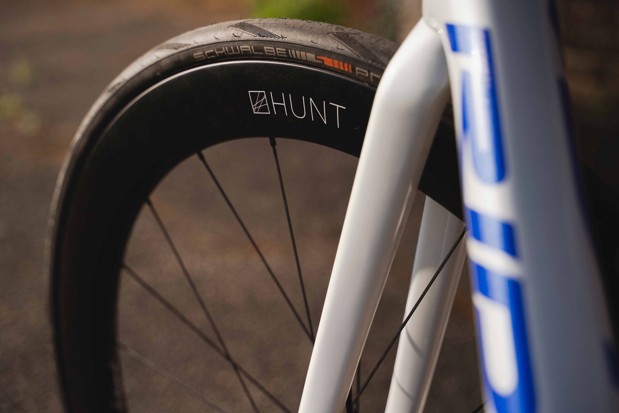 <h1>Tyre Width Optimisation</h1><i> Designed around a 20mm internal rim width optimised for a 25c tyre (but will of course work without compromise with both 23c and 28c tyres).They feature a hooked tyre retention design and are both fully ETRTO-compatible and tubeless-ready.</i>