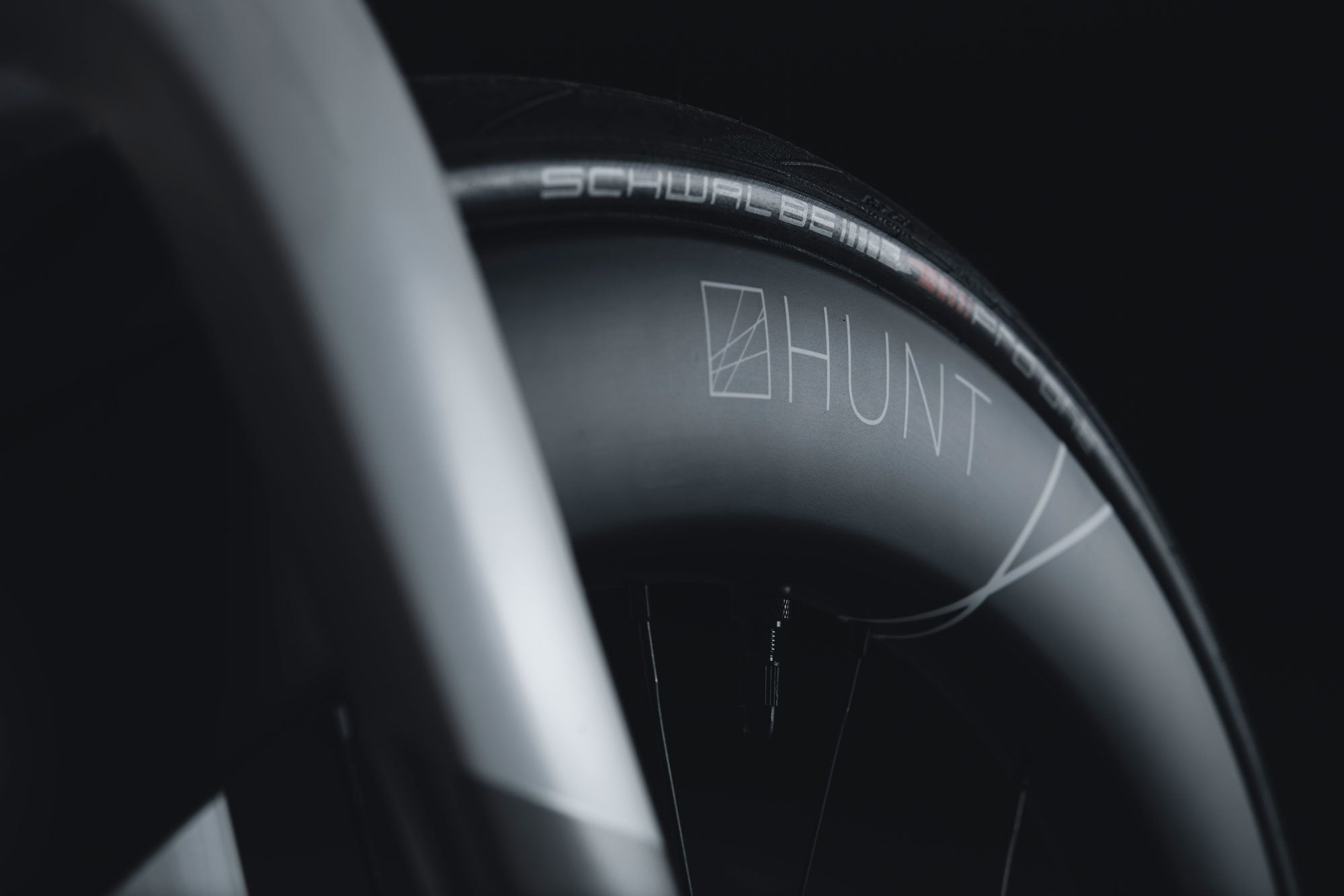 <h1>TYRE COMPATIBILITY</h1><i>Optimised aerodynamically for a Schwalbe Pro One 25-28c, but compatible with any tubeless or clincher tyre from 23 up to 45c.</i>
