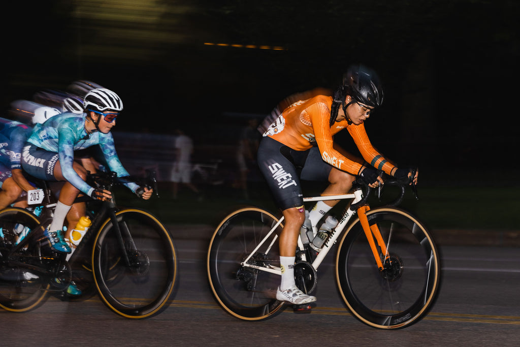 LA Sweat team rider at the front of the pack in a criterium race, using the HUNT 60 Limitless UD Carbon Spoke Disc wheelset