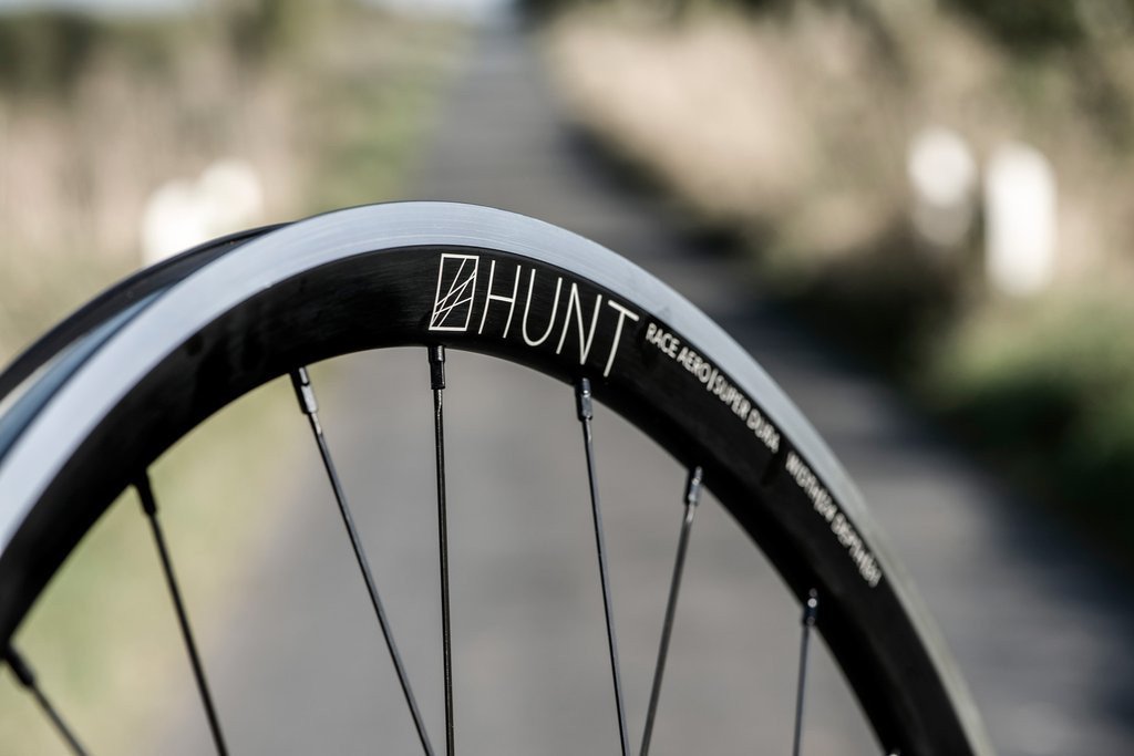 <h1>Rims</h1><i>The Race Aero SuperDura has a 24mm wide and 31mm deep rounded profile rim from Niobium enriched alloy. Niobium alloy is a proprietary material and uses an advanced T10 heat-treatment process. The process delivers outstanding weight, stiffness and durability meaning rims can be wider for 25 and 28mm tyres, deeper for better aero performance, light for excellent climbing and acceleration and capably handle the increased loads and torque that more powerful riders can dish out.</i>