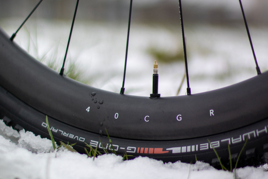 <h1>Tyre Width Optimisation</h1><i>25mm internal rim profile, featuring a hookless and ETRTO-compliant tubeless rim, designed exclusively for tubeless tyres.</i>